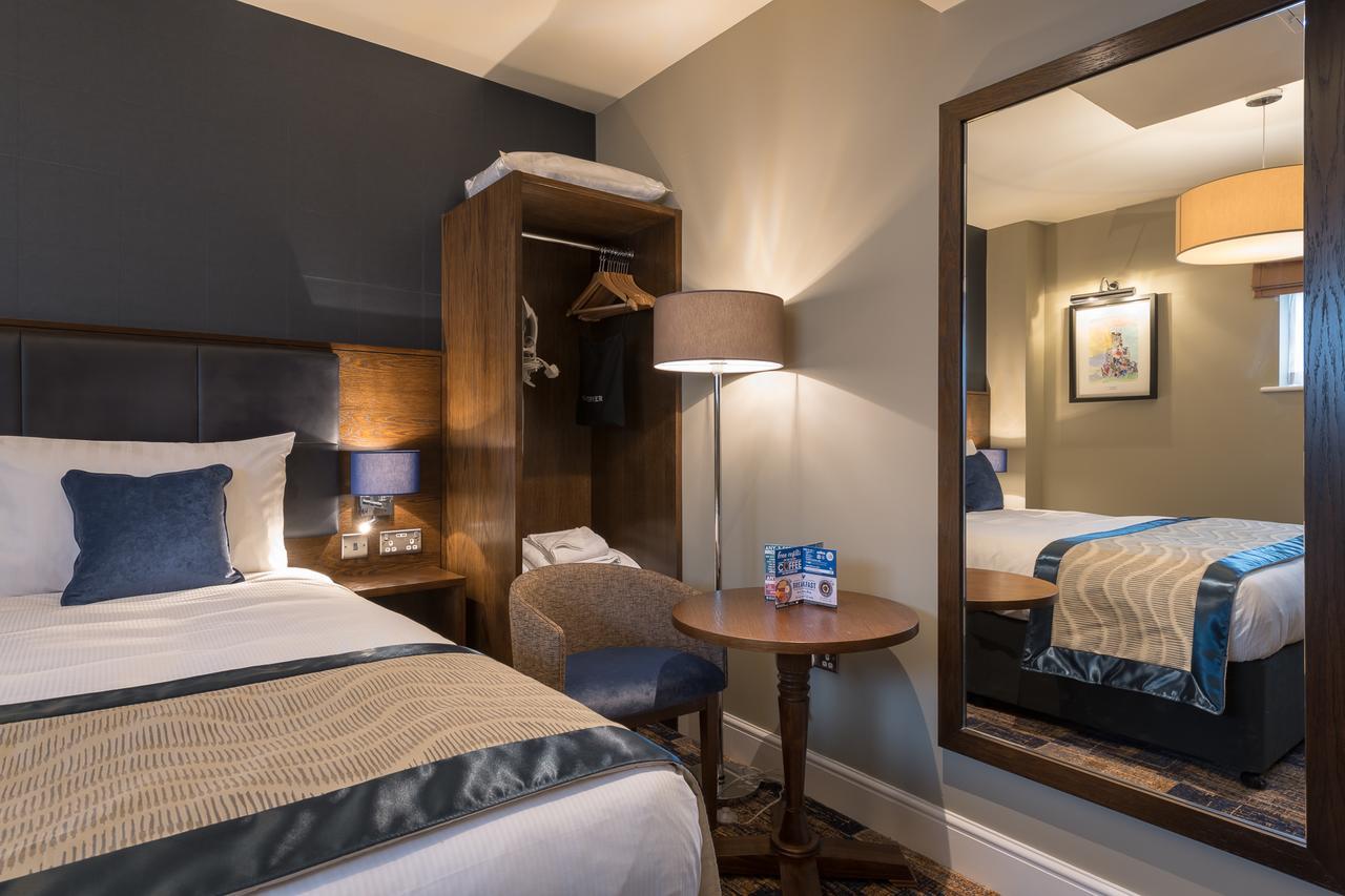 The John Russell Fox Wetherspoon Hotel Andover Bagian luar foto